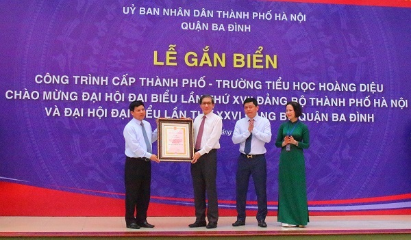 Quận Ba Đ&igrave;nh tổ chức Lễ gắn biển c&ocirc;ng tr&igrave;nh cấp TP - Trường Tiểu học Ho&agrave;ng Diệu ch&agrave;o mừng Đại hội Đại biểu lần thứ XVII Đảng bộ TP H&agrave; Nội v&agrave; Đại hội Đại biểu lần thứ XXVI Đảng bộ Q. Ba Đ&igrave;nh