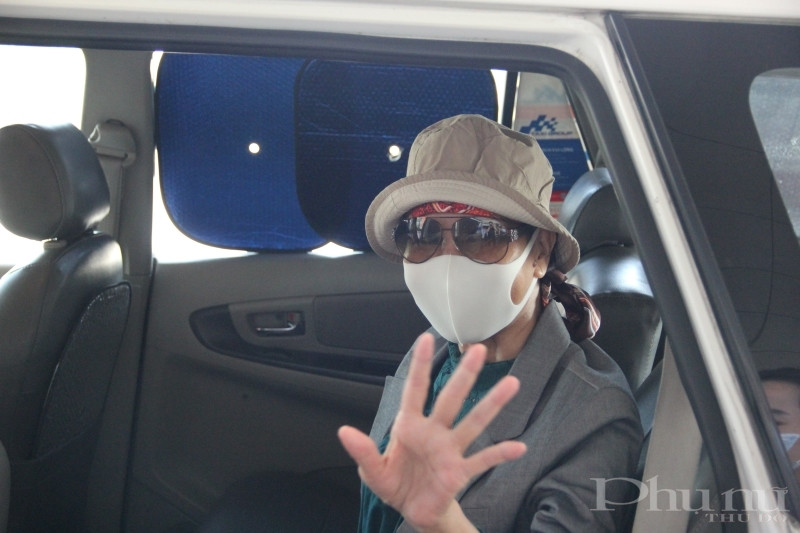 NB19 vẫy tay chào các y tá, bác sĩ BV Nhiệt đới TƯ để ra sân bay về TP. Hồ Chí Minh