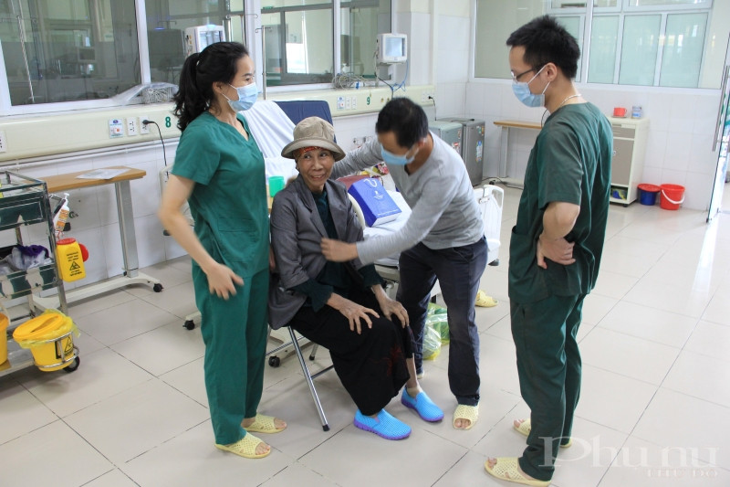 Các bác sĩ, điều dưỡng trò chuyện, thăm hỏi trước khi BN19 xuất viện.