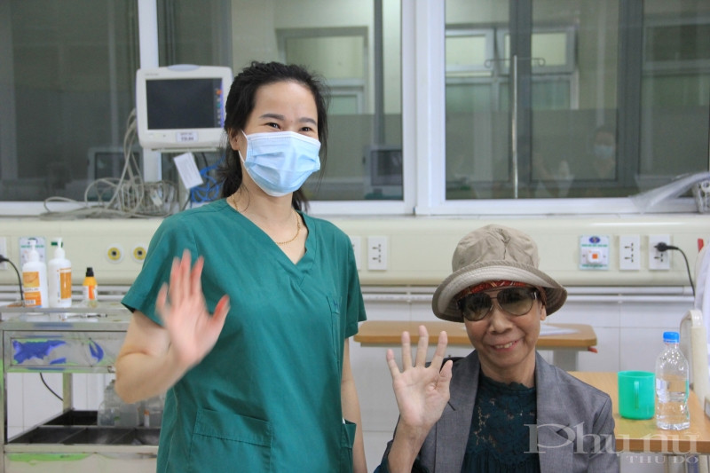 Nụ cười phấn khởi của BN19 khi được trở về đoàn tụ gia đình sau hơn 4 tháng xa cách.