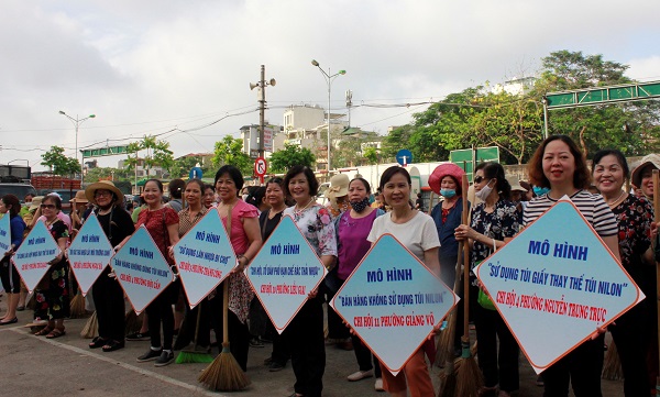 Nhiều mô hình thiết thực bảo vệ môi trường của Hội LHPN quận Ba Đình , đặc biệt là thực hiện phong trào “Chống rác thải nhựa” Nhiều mô hình thiết thực bảo vệ môi trường của Hội LHPN quận Ba Đình , đặc biệt là thực hiện phong trào “Chống rác thải nhựa”