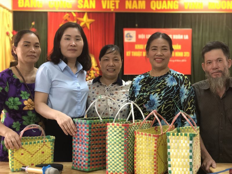 Cô Nguyễn Thị Túc (người thứ 2 từ phải sang) tại buổi khai giảng lớp tập huấn kỹ thuật đan làn nhựa