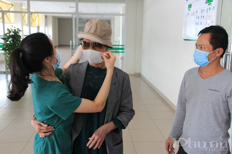 Sau 3 tháng điều trị, BN19 và các y bác sĩ, điều dưỡng BV Nhiệt đới TƯ gắn kết như người nhà.