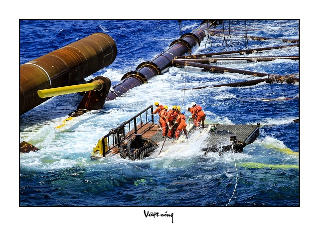 Hạ thủy thiết bị c&ocirc;ng tr&igrave;nh biển.