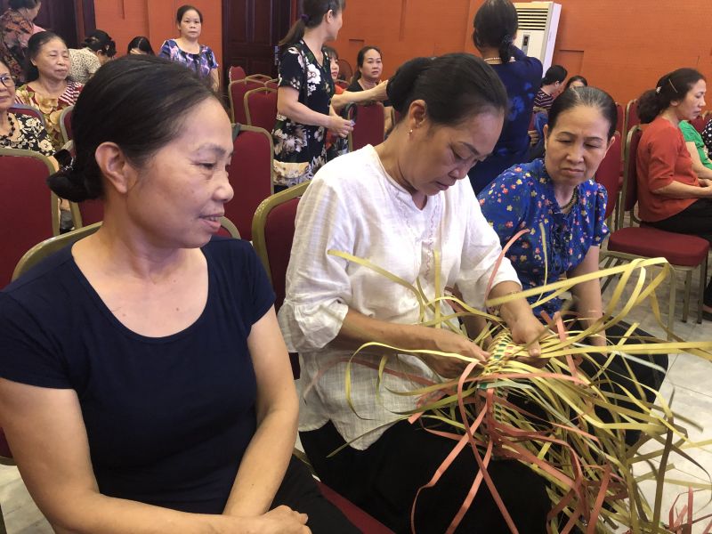 Các cô, các chị đan làn một cách hăng say và chỉ cho nhau kinh nghiệm đan sao cho đẹp, chắc chắn