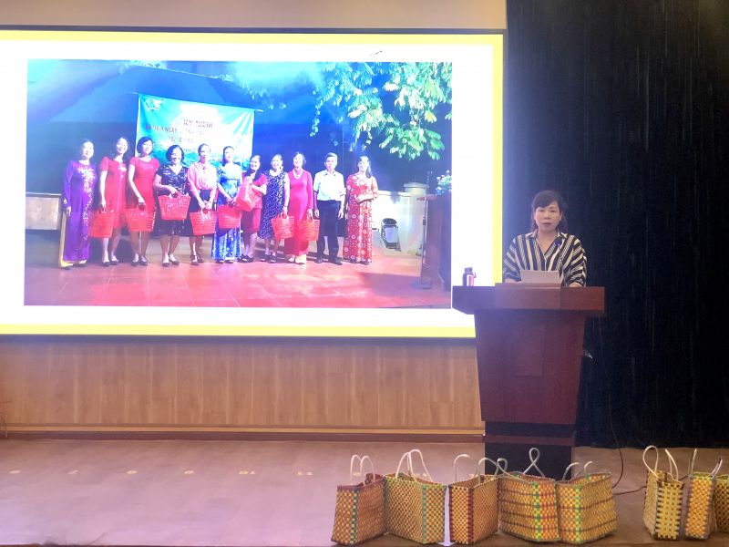 Đ/c Bùi Thị Ngọc Thúy, Chủ tịch Hội LHPN quận Tây Hồ phát biểu kết quả sơ kết 6 tháng thực hiện mô hình điểm