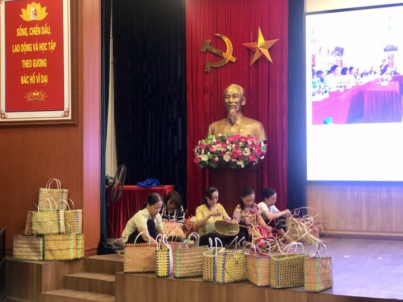 Các HVPN thể hiện sự khéo léo đan làn nhựa. Người ngồi chính giữa là cô Đỗ Thị Xuân - Đội trưởng Đội tự quản VSMT Chi hội 5 - người được ngợi khen là có đôi bàn tay đan làn hết sức khéo léo và sáng tạo