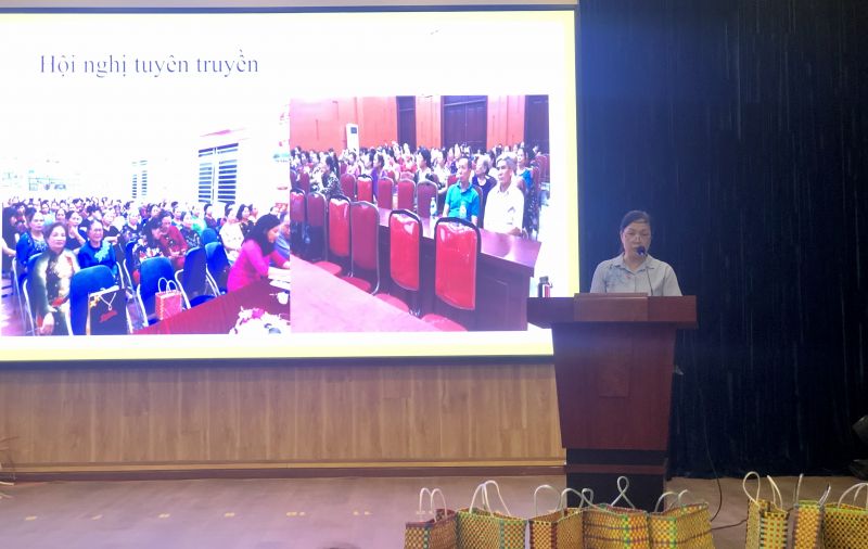 Chị Trần Thị Thúy Ái, Chủ tịch Hội LHPN phường Xuân La báo cáo đánh giá kết quả thực hiện mô hình điểm