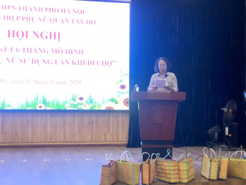 Cô Phương Thị Tích trình bày tham luận