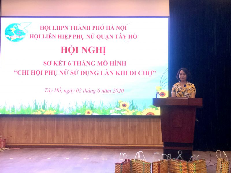 Phó Chủ tịch Hội LHPN Hà Nội Phạm Thị Thanh Hương phát biểu chỉ đạo