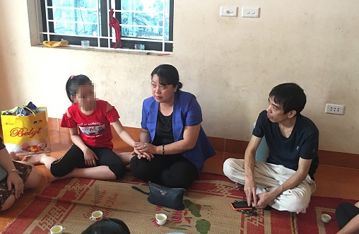 Hội LHPN H&agrave; Nội v&agrave; b&aacute;o PNTĐ thăm hỏi, động vi&ecirc;n một trường hợp ch&aacute;u b&eacute; bị x&acirc;m hại tại Chương Mỹ (H&agrave; Nội)