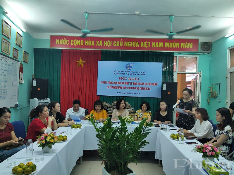 Đồng chí Lê Thị Thúy Kiều- Phó Chủ tịch Hội LHPN quận Ba Đình báo cáo kết quả 6 tháng thực hiện mô hình Đồng chí Lê Thị Thúy Kiều- Phó Chủ tịch Hội LHPN quận Ba Đình báo cáo kết quả 6 tháng thực hiện mô hình