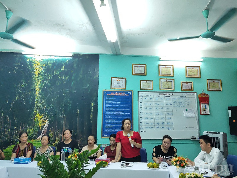 Chị Quách Thị Hưng- tổ trưởng ngành hàng khô chợ Ngọc Hà  cho biêt: Cùng với công tác tuyên truyền về tác hại của túi nilon, Chi hội phụ nữ chợ Ngọc Hà thường xuyên phát thanh trên hệ thống loa của chợ, từ đó chị em càng hiểu thêm về tại hại của việc sử dụng túi nilon thực hiện hiệu quả  Chị Quách Thị Hưng- tổ trưởng ngành hàng khô chợ Ngọc Hà  cho biêt: Cùng với công tác tuyên truyền về tác hại của túi nilon, Chi hội phụ nữ chợ Ngọc Hà thường xuyên phát thanh trên hệ thống loa của chợ, từ đó chị em càng hiểu thêm về tại hại của việc sử dụng túi nilon thực hiện hiệu quả