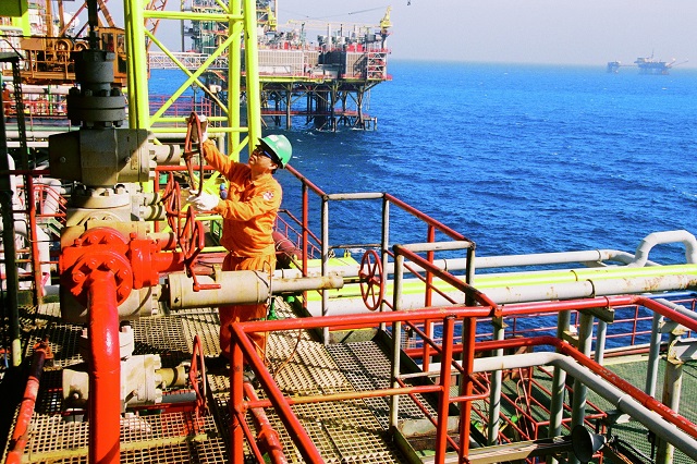 Kiểm tra thiết bị tr&ecirc;n gi&agrave;n khoan.