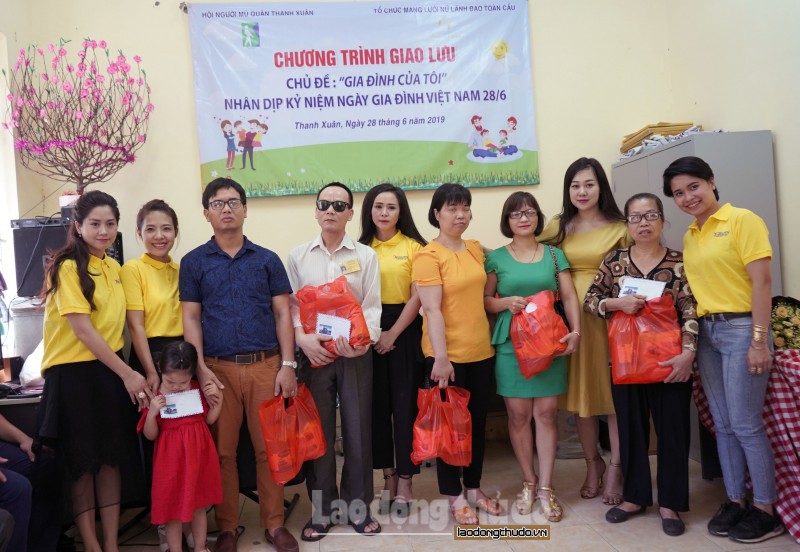 Các gia đình người khiếm thị có hoàn cảnh khó khăn được hỗ trợ, tặng quà