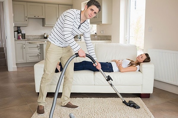 Vợ làm trụ cột kinh tế, "nói không" với việc nhà? - ảnh 1