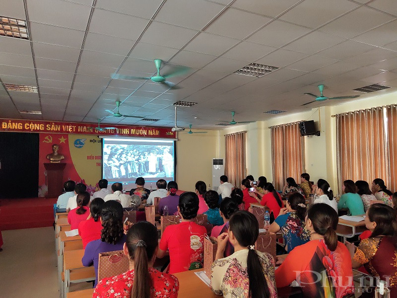 Tại hội nghị các đại biểu nghe tham luận của các đơn vị đồng thời xem phóng sự về việc thực hiện các phong trào thi đua yêu nước của các cấp Hội Phụ nữ giai đoạn 2015-2020 Tại hội nghị các đại biểu nghe tham luận của các đơn vị đồng thời xem phóng sự về việc thực hiện các phong trào thi đua yêu nước của các cấp Hội Phụ nữ giai đoạn 2015-2020