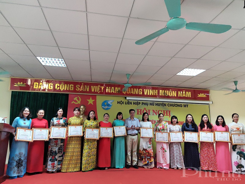 Đồng chí Tạ Quang Được- Phó Bí thư Thường trực huyện ủy Chương Mỹ trao Bằng khen cho các tập thể, cá nhân Đồng chí Tạ Quang Được- Phó Bí thư Thường trực huyện ủy Chương Mỹ trao Bằng khen cho các tập thể, cá nhân