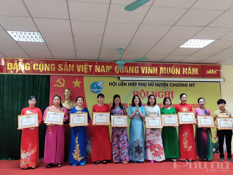 Đồng chí Bùi Minh Đức- Chủ tịch Hội LHPN huyện Chương Mỹ trao Giấy khen cho các tập thể, cá nhân Đồng chí Bùi Minh Đức- Chủ tịch Hội LHPN huyện Chương Mỹ trao Giấy khen cho các tập thể, cá nhân