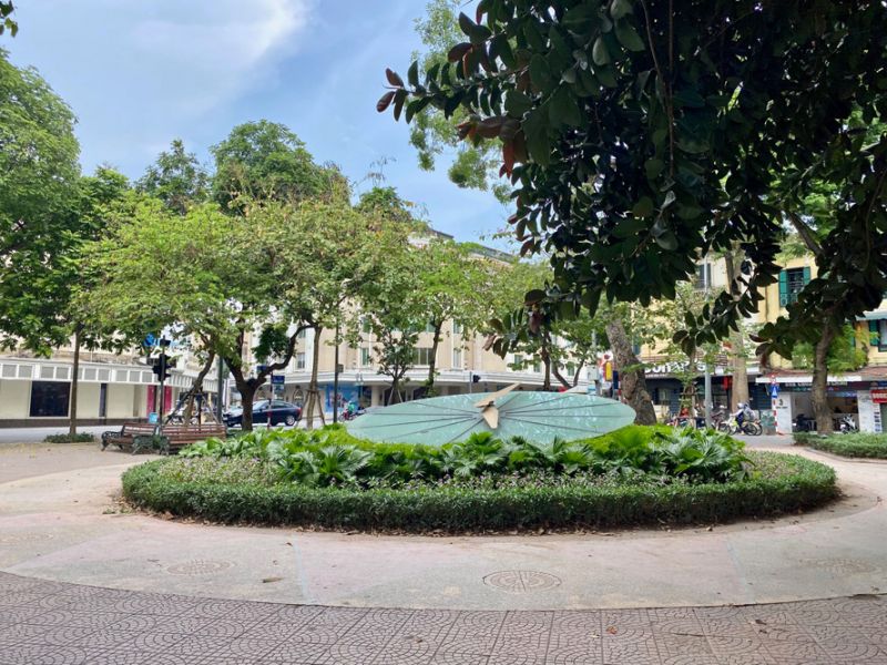 Khu vực ngã tư phố Đinh Tiên Hoàng - Hàng Khay, vị trí đồng hồ hoa Thụy Sĩ hiện nay là một trong 3 địa điểm được đề xuất xây dựng cột mốc Km 0. Ảnh: Thụy Du