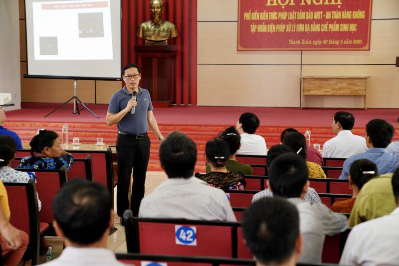 Người dân sinh sống quanh khu vực sân bay được hướng dẫn, tuyên truyền về những hành vi có thể gây uy hiếp an toàn bay. Ảnh: VGP.