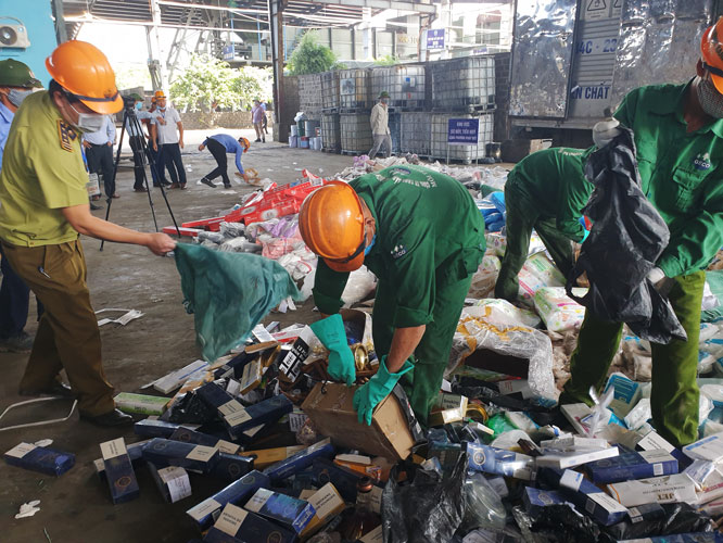 Hàng hóa trong diện tiêu hủy là các mặt hàng giả, hàng cấm, không rõ nguồn gốc, kém chất lượng... bị thu giữ từ cuối năm 2019.