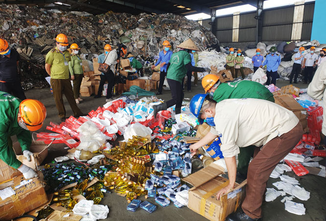 Cục Quản lý thị trường Hà Nội tiến hành tiêu hủy 18 tấn hàng giả.