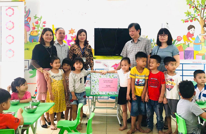 Lãnh đạo huyện thăm, tặng quà các cháu thiếu nhi