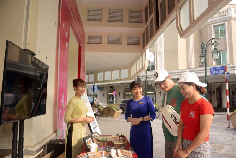 Du khách tham quan, tìm hiểu Du khách tham quan, tìm hiểu