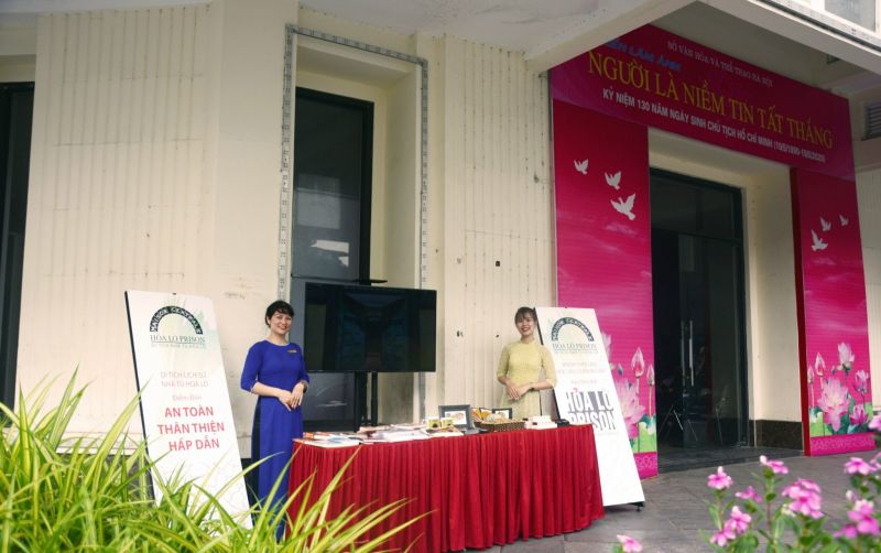 Các hướng dẫn viên cùng màn hình led sẽ cung cấp cho du khách tư liệu về Nhà tù Hỏa Lò Các hướng dẫn viên cùng màn hình led sẽ cung cấp cho du khách tư liệu về Nhà tù Hỏa Lò