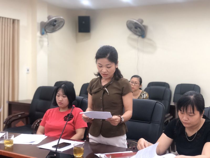 Đ/c Tạ Thanh Hiếu, Hội LHPN quận Cầu Giấy trình bày báo cáo kết quả phòng, chống dịch bệnh Covid-19