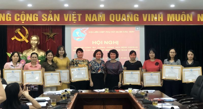 Hội LHPN quận Cầu Giấy đã tặng Giấy khen cho 18 tập thể và cá nhân có thành tích xuất sắc trong công tác phòng, chống dịch Covid-19.