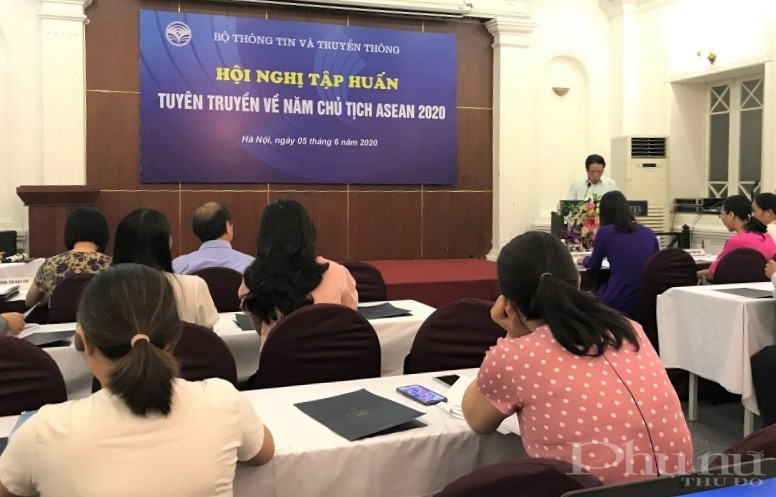 Thứ trưởng Ngoại giao Nguyễn Quốc Dũng thông tin tại buổi tập huấn.