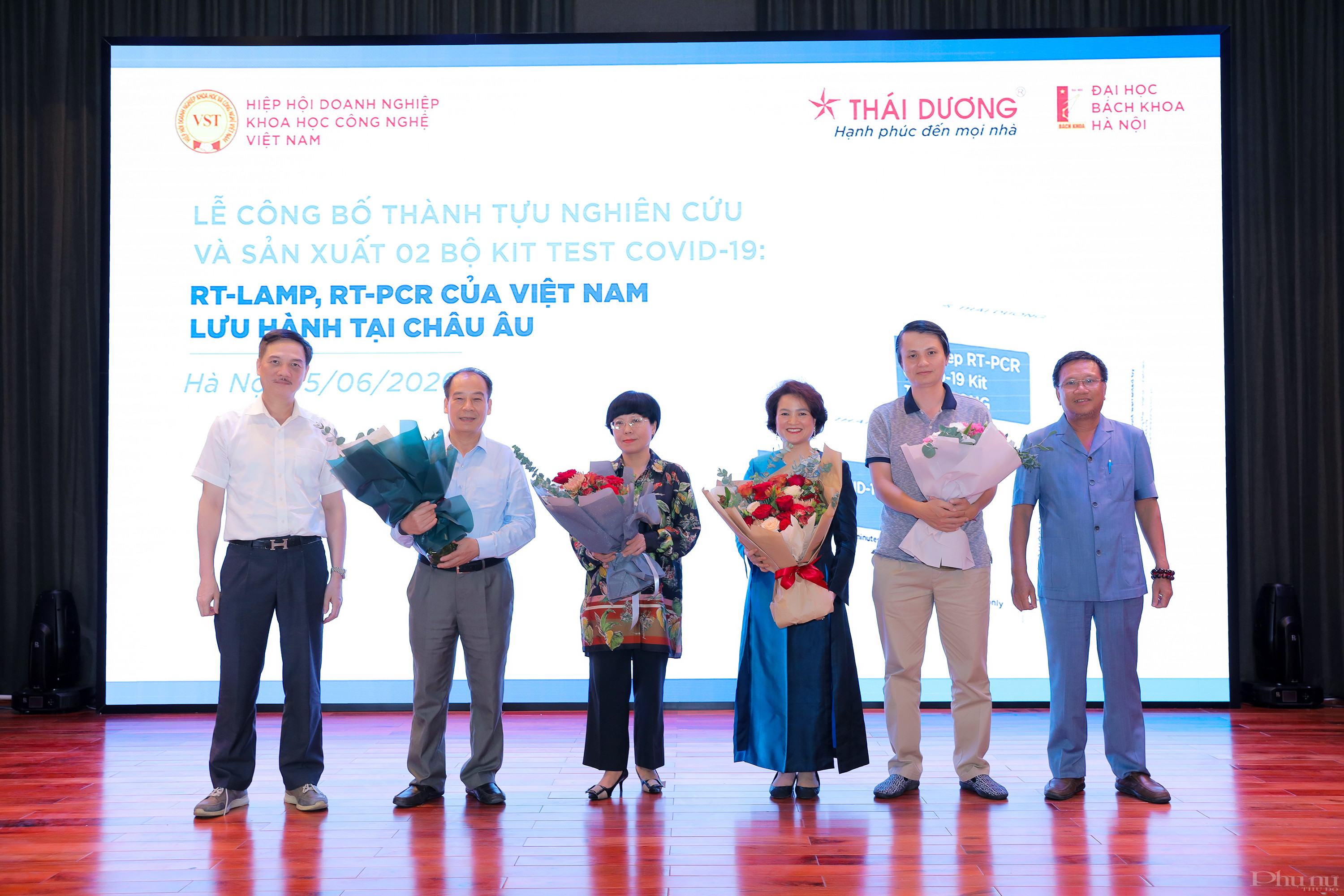 Các đại biểu tham gia giao lưu tại lễ công bố, giới thiệu 2 bộ kít xét nghiệm Covid-19  Các đại biểu tham gia giao lưu tại lễ công bố, giới thiệu 2 bộ kít xét nghiệm Covid-19