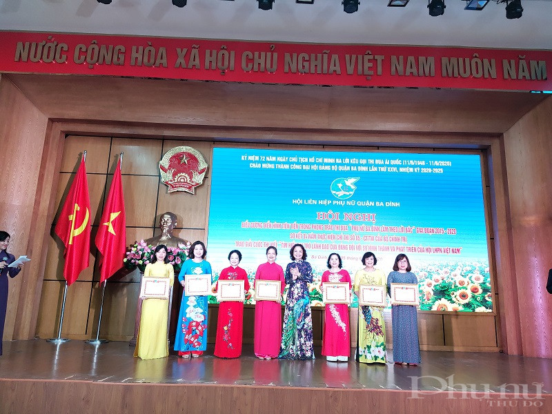 Tại Hội nghị, Hội LHPN đã biểu dương khen thưởng 24 tập thể,  22 cá nhân trong thực hiện phong trào thi đua yêu nước giai đoạn 2015-2020; 17 tập thể  và 17 cá nhân thực hiện chỉ thị 05 CT/TW của Bộ Chính trị Tại Hội nghị, Hội LHPN đã biểu dương khen thưởng 24 tập thể,  22 cá nhân trong thực hiện phong trào thi đua yêu nước giai đoạn 2015-2020; 17 tập thể  và 17 cá nhân thực hiện chỉ thị 05 CT/TW của Bộ Chính trị