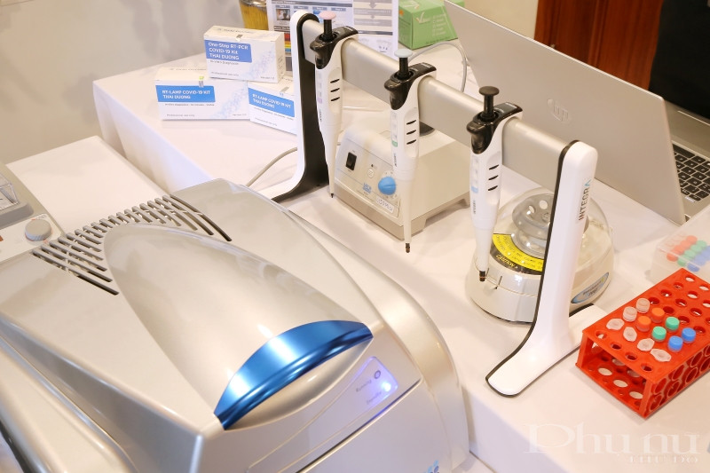 Hình ảnh bộ kit xét nghiệm Covid-19 được giới thiệu tại buổi lễ.