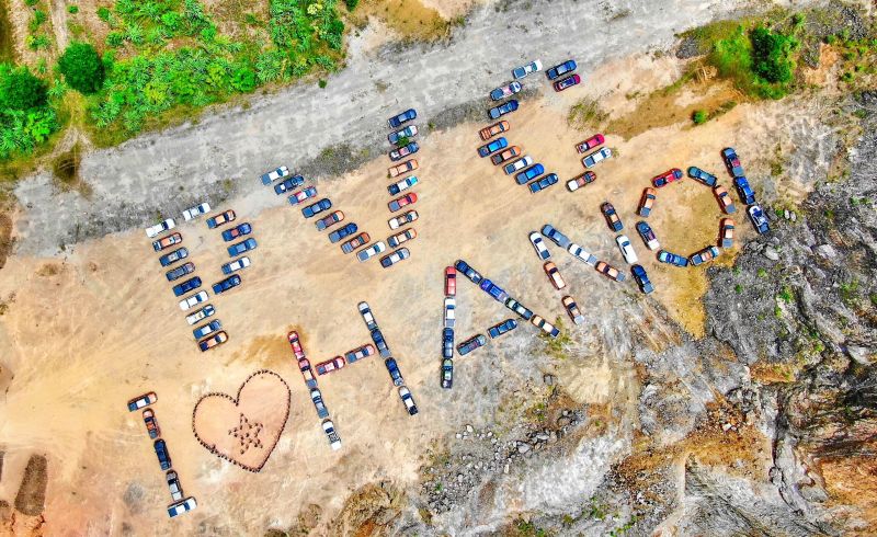 Th&agrave;nh vi&ecirc;n của PVC xếp những chiếc xe b&aacute;n tải địa h&igrave;nh th&agrave;nh d&ograve;ng chữ &ldquo;PVC LOVE HANOI&rdquo;