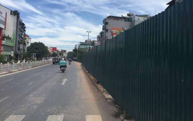 Tuyến đường Âu Cơ có mặt cắt hẹp, cần sớm được mở rộng.