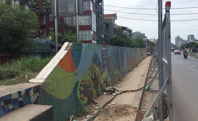 Một đoạn của con đường gốm sứ phải nhường chỗ vì mục tiêu chung của dự án.