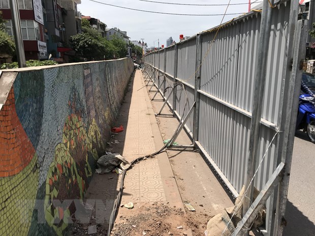 Những bức tranh gốm bị r&agrave;o chắn chuẩn bị cho việc ph&aacute; dỡ.