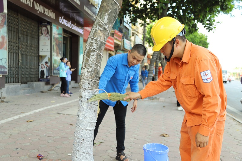Hoạt động ra qu&acirc;n vệ l&agrave;m sinh m&ocirc;i trường, qu&eacute;t sơn c&aacute;c gốc c&acirc;y, x&oacute;a bỏ biển quảng cao rao vặt... của đo&agrave;n vi&ecirc;n thanh ni&ecirc;n Thủ đ&ocirc;