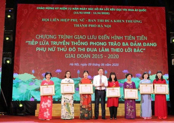 Đồng chí Lê Hồng Sơn, Phó Chủ tịch UBND thành phố Hà Nội tặng Bằng khen của UBND TP cho các tập thể