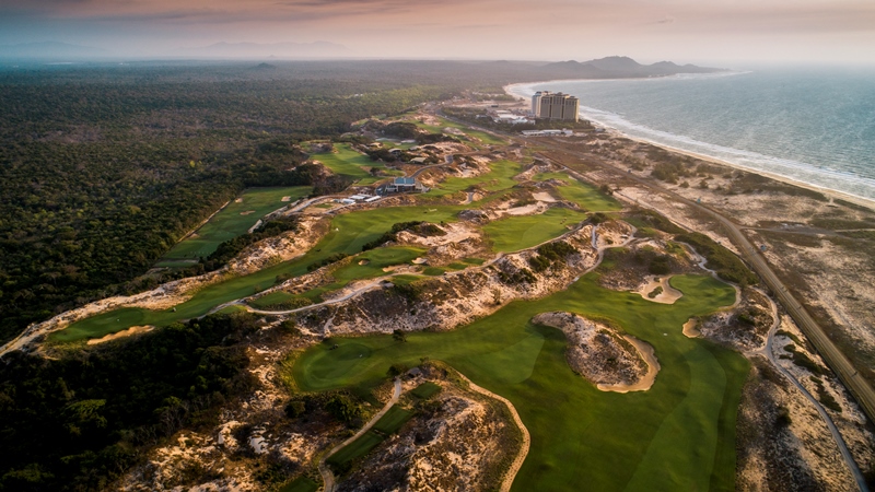 Được thiết kế với địa hình ngoạn mục, The Bluffs là một trong những sân golf ven biển mang đến những trải nghiệm thú vị nhất châu Á