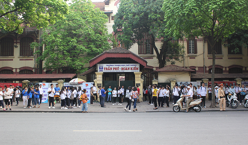 Công an quận Hoàn Kiếm cảnh báo về đối tượng nghi có hành vi xấu trước cổng trường học - ảnh 1