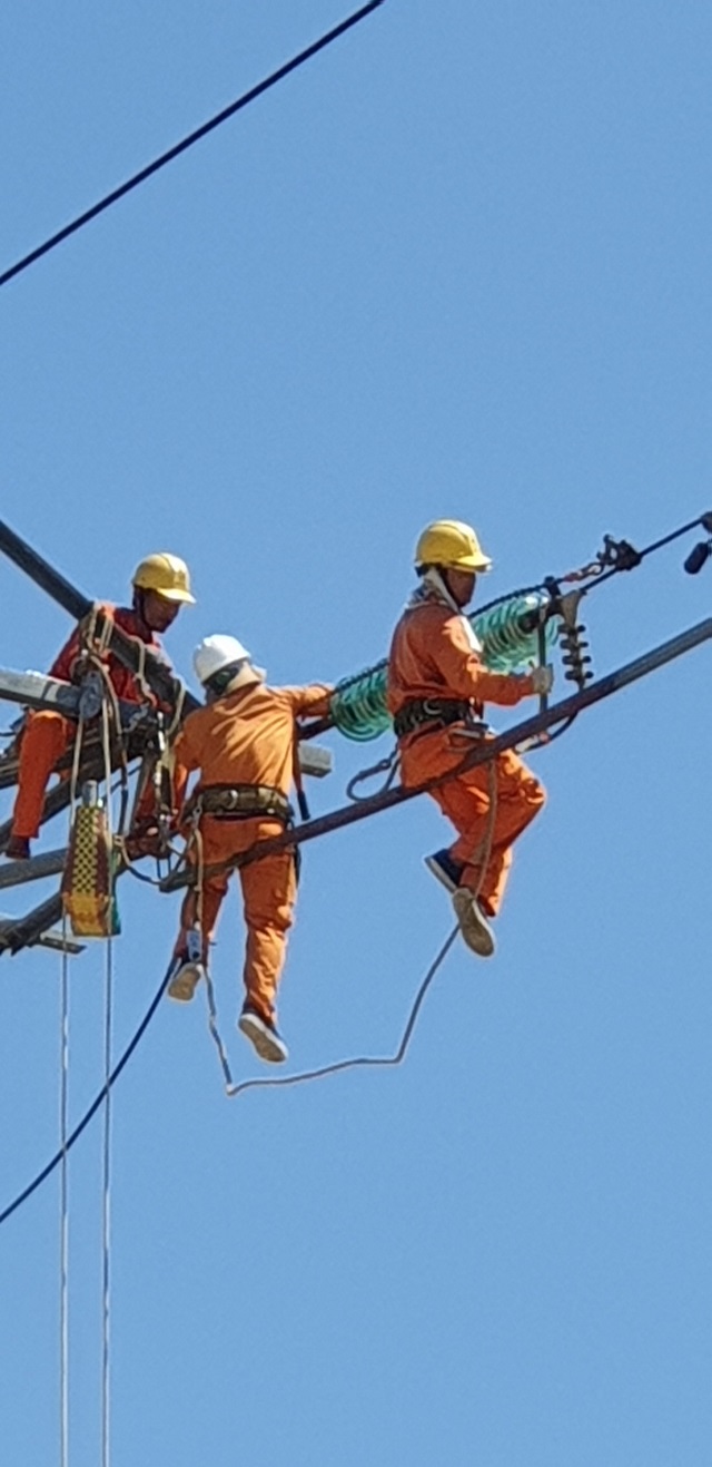 Bất chấp cái nóng trên 40 độ C, công nhân ngành điện vẫn treo mình trên dây diện để sữa chữa, bảo trì lưới điện.