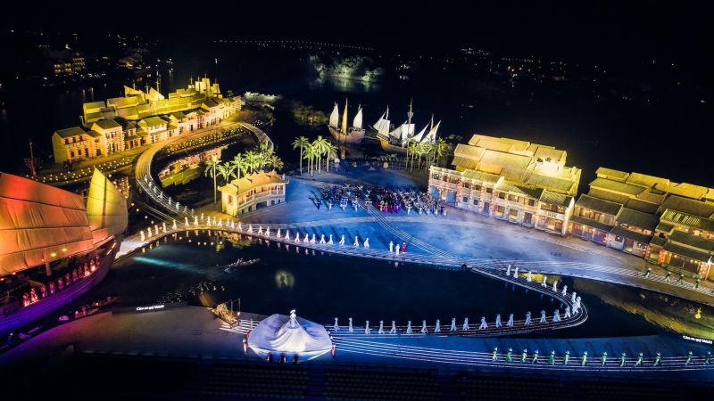 Áo dài được biểu diễn tại sân khấu thực cảnh Ký ức Hội An rộng 25.000m2