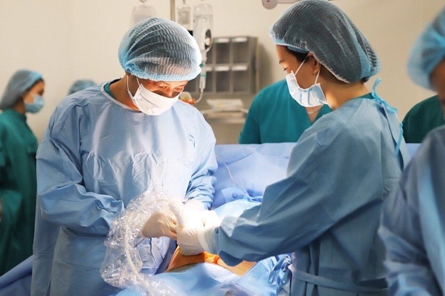 Các bác sĩ BV Phụ sản Hà Nội thực hiện kỹ thuật truyền ối cho một trường hợp thai phụ Các bác sĩ BV Phụ sản Hà Nội thực hiện kỹ thuật truyền ối cho một trường hợp thai phụ