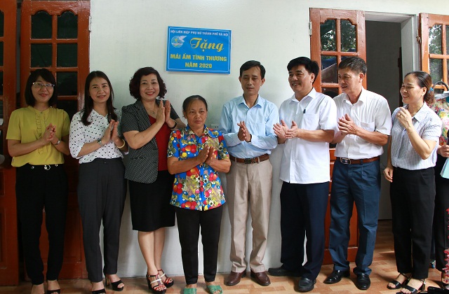 Chị Lê Thị Thuyết (thứ tư từ trái qua) xúc động đón nhận Mái ấm tình thương được xây dựng từ sự quan tâm, tình cảm sẻ chia của tổ chức Hội, các cấp chính quyền địa phương