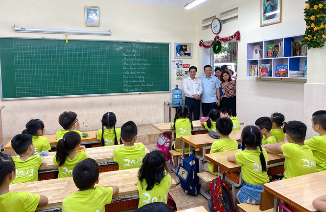 Ban Văn hóa - Xã hội HĐND thành phố khảo sát cơ sở vật chất tại Trường Tiểu học Thủ Lệ (quận Ba Đình).