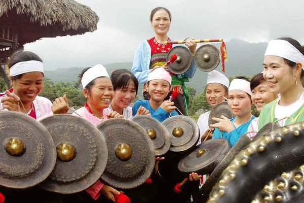 Trong nghi lễ thực hành Mo Mường thường xuất hiện âm thanh của chiêng Mường Trong nghi lễ thực hành Mo Mường thường xuất hiện âm thanh của chiêng Mường